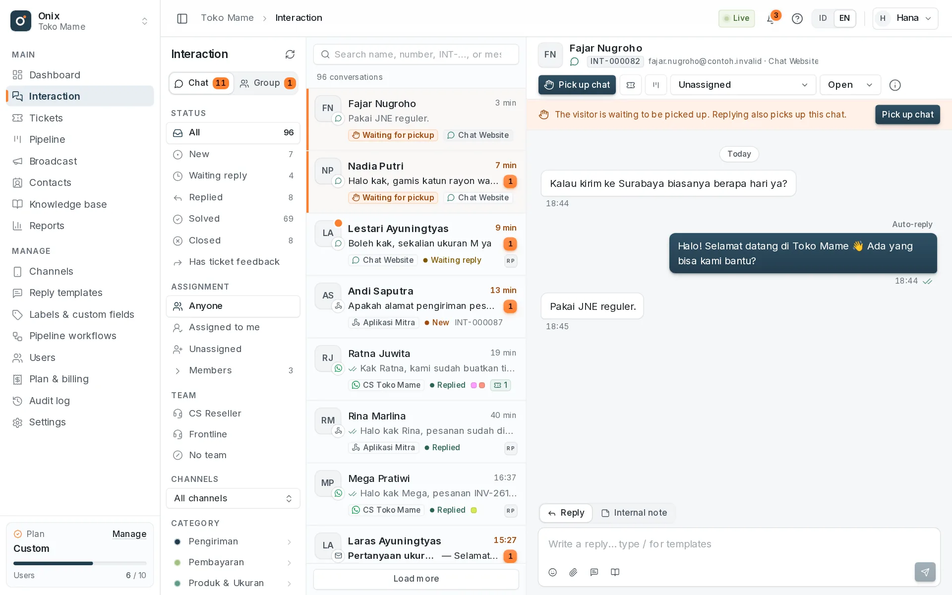A livechat waiting to be picked up: an agent clicks Pick up chat to start replying.